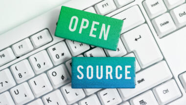 Zettel mit der Aufschrift Open Source vor einer Tastatur