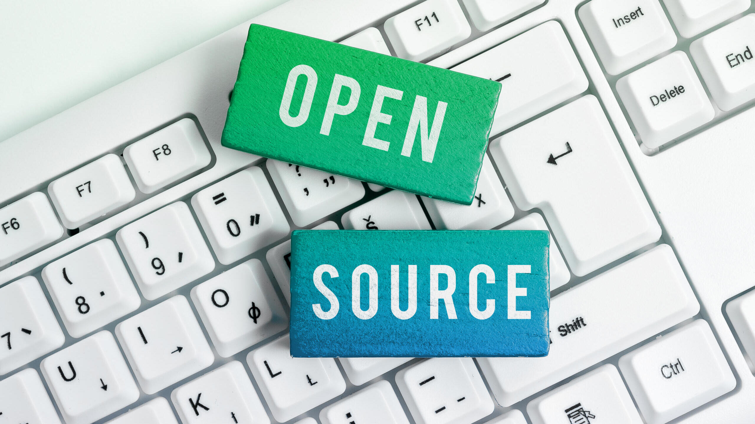 Zettel mit der Aufschrift Open Source vor einer Tastatur