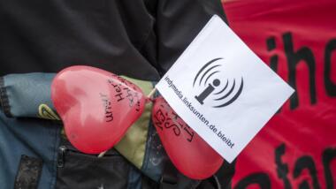 Ein Fähnchen auf einem Rucksack mit Solidartitätsbekundung für Linksunten Indymedia