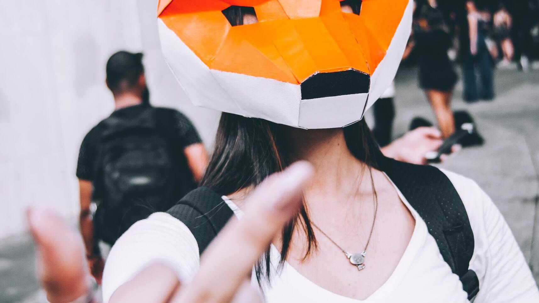 Mensch mit Firefox-Maske zeigt den Stinkefinger.