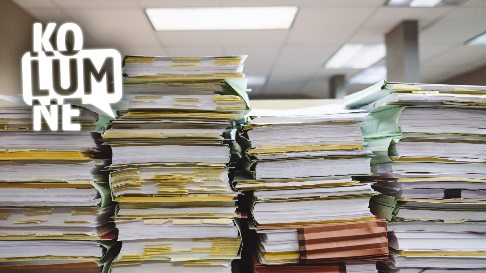 Berge von Akten in der Verwaltung