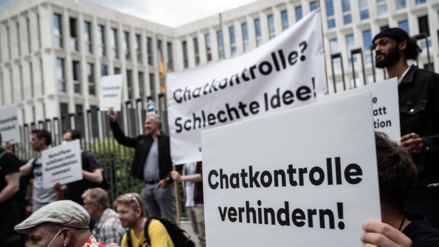 Demonstrierende halten Schilder mit der Aufschrift "Chatkontrolle stoppen"