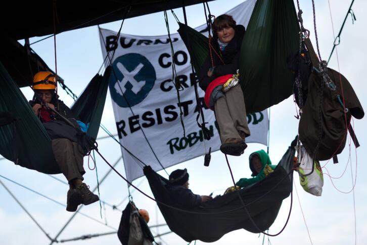 Cécile Lecomte bei einer Kletteraktion in Welzow Süd