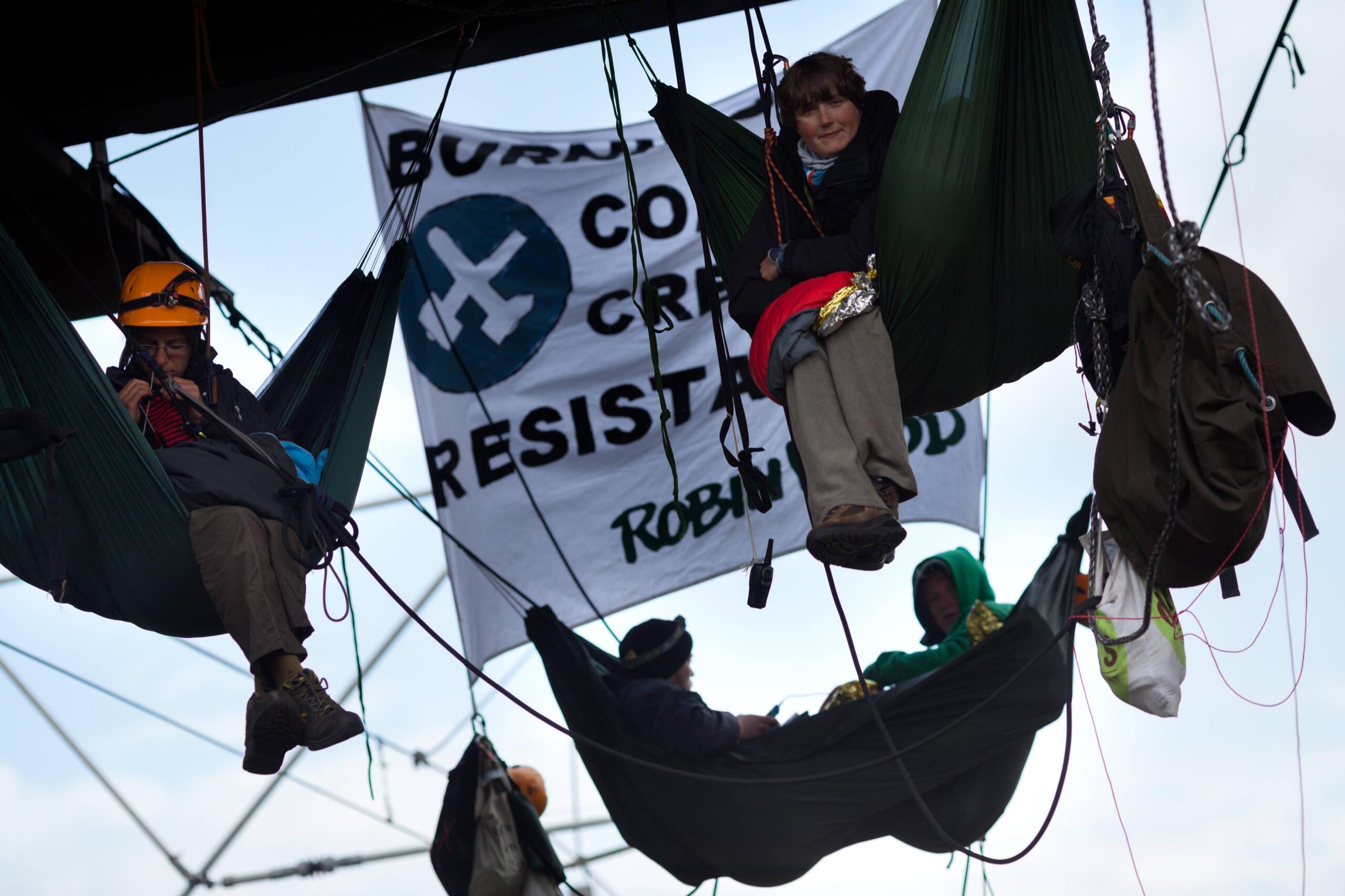 Cécile Lecomte bei einer Kletteraktion in Welzow Süd