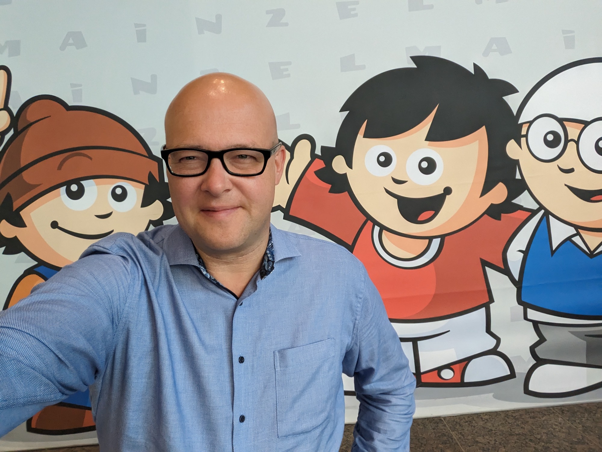 Leonhard Dobusch zwischen Mainzelmännchen