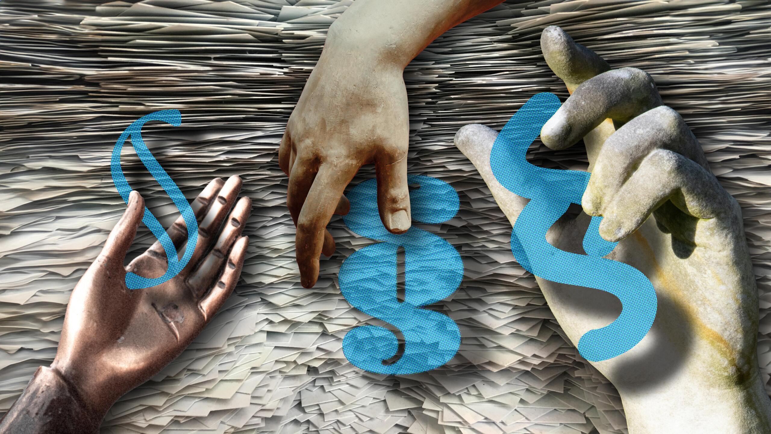 Papierstapel, davor drei Hände, die jeweils ein Paragrafen-Zeichen halten