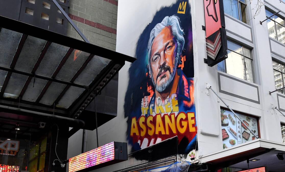Graffiti mit dem Gesicht von Julian Assange und der Aufschrift "Free Assange"