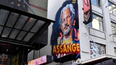 Graffiti mit dem Gesicht von Julian Assange und der Aufschrift "Free Assange"