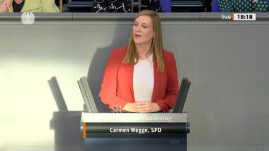 Carmen Wegge am Rednerpult des Bundestags