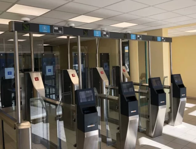 Eine Reihe von Grenzterminals in einem geschlossenen Raum.