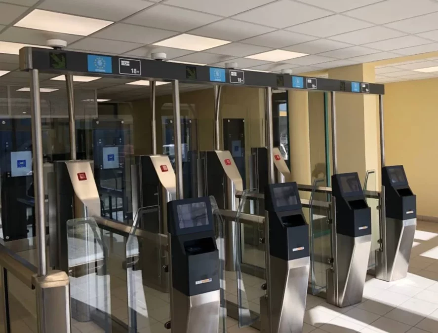 Eine Reihe von Grenzterminals in einem geschlossenen Raum.