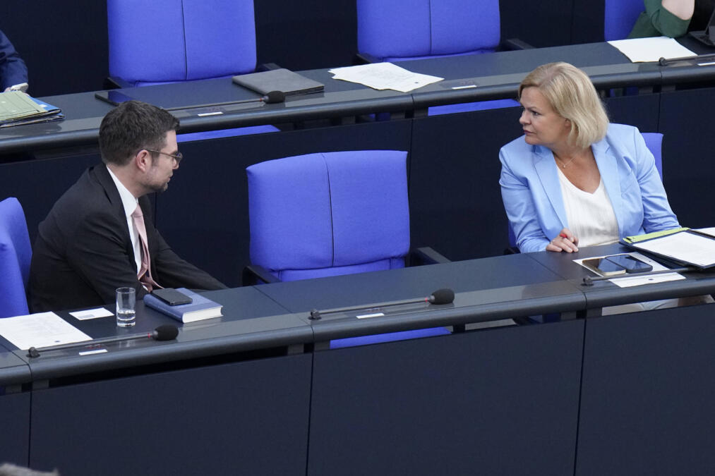 Marco Buschmann und Nancy Faeser im Bundestag. Zwischen ihnen ist ein Stuhl frei.