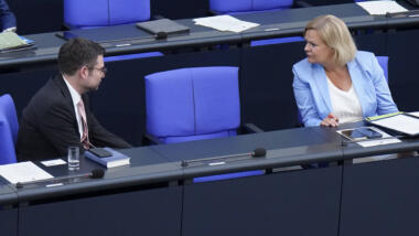 Marco Buschmann und Nancy Faeser im Bundestag. Zwischen ihnen ist ein Stuhl frei.