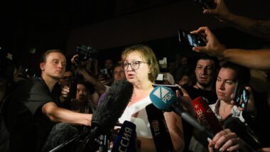 Die Journalistin Galina Timchenko, umgeben von Mikrofonen.