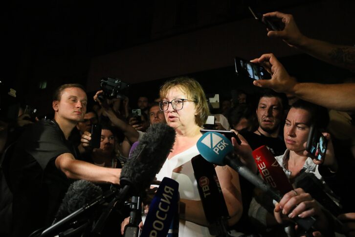 Die Journalistin Galina Timchenko, umgeben von Mikrofonen.