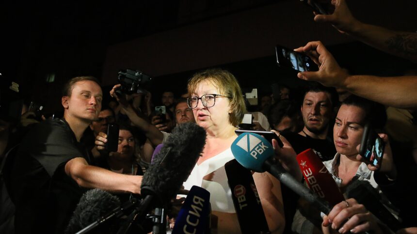 Die Journalistin Galina Timchenko, umgeben von Mikrofonen.