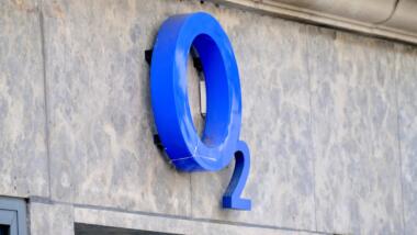 Das blaue Logo von o2 an der Außenwand eines Hauses