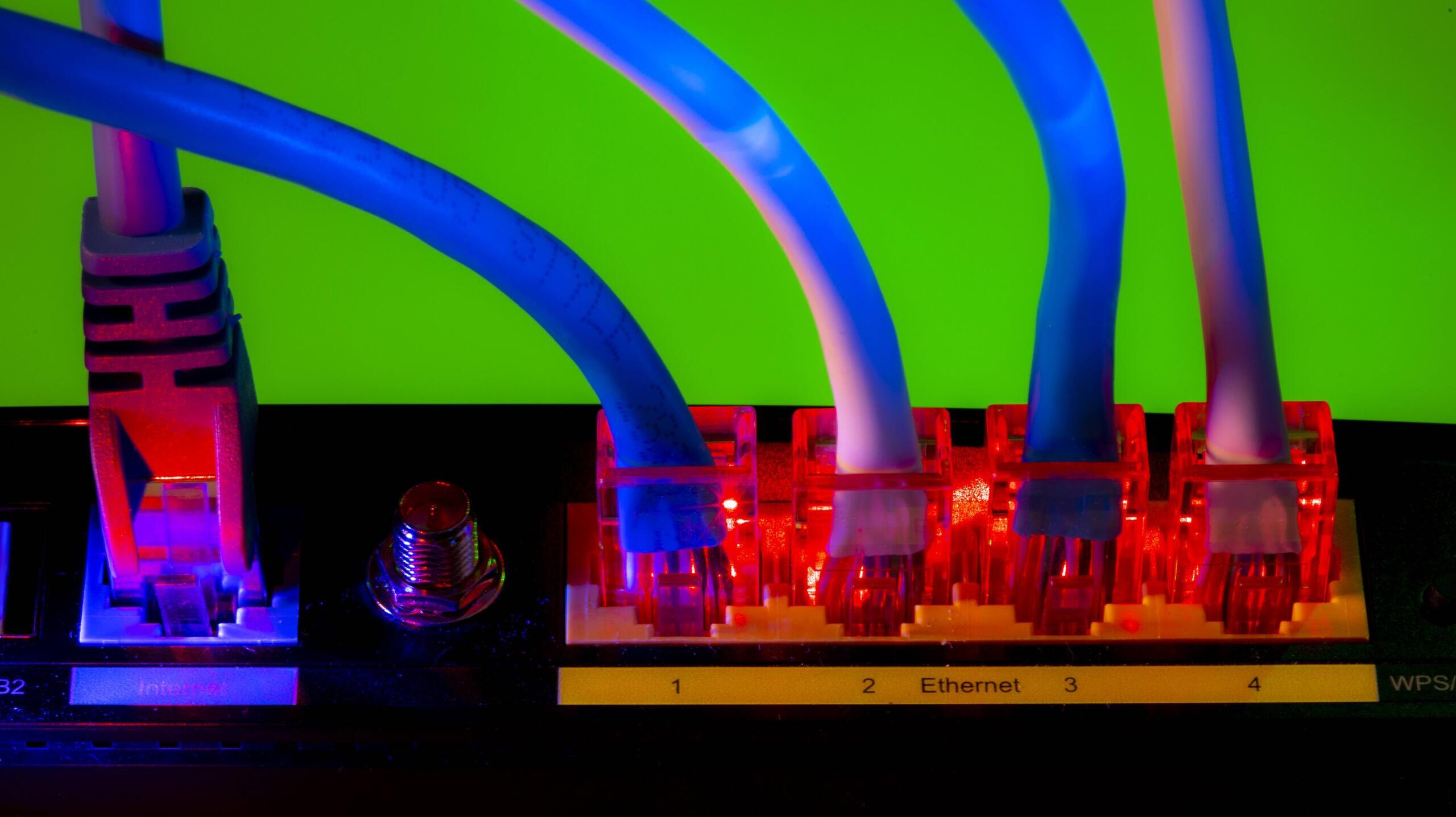 Ein Router und Netzwerkkabel, alles ganz schön bunt.