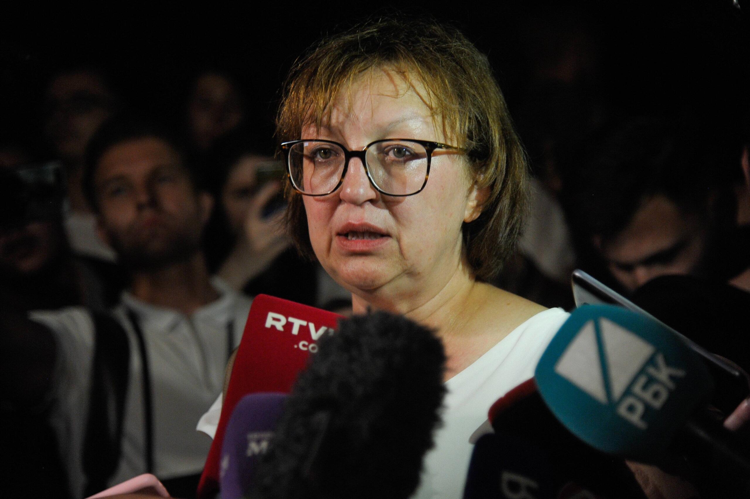 Die Journalistin Galina Timchenko, umgeben von Mikrofonen.