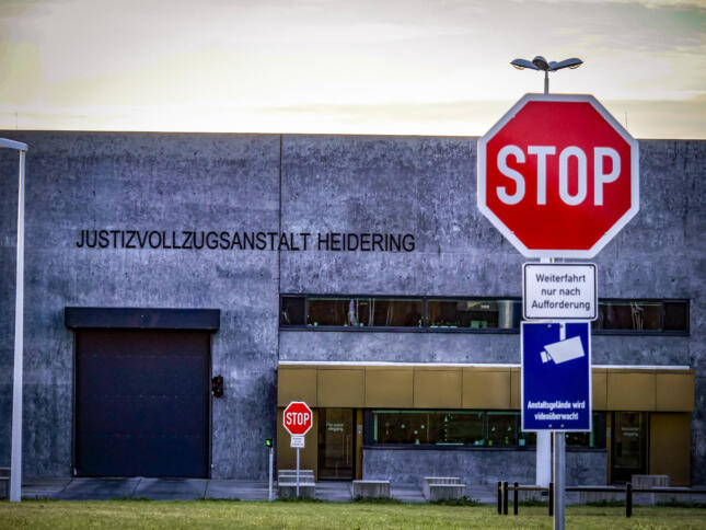 Einfahrt zur JVA Heidering