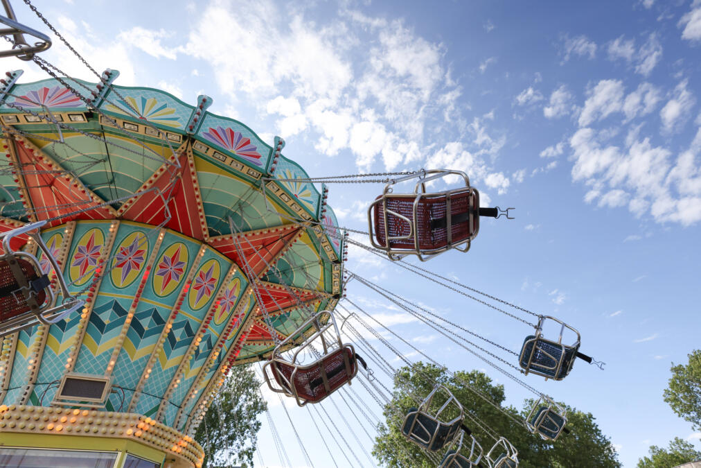 Ein Karussell auf einem Jahrmarkt
