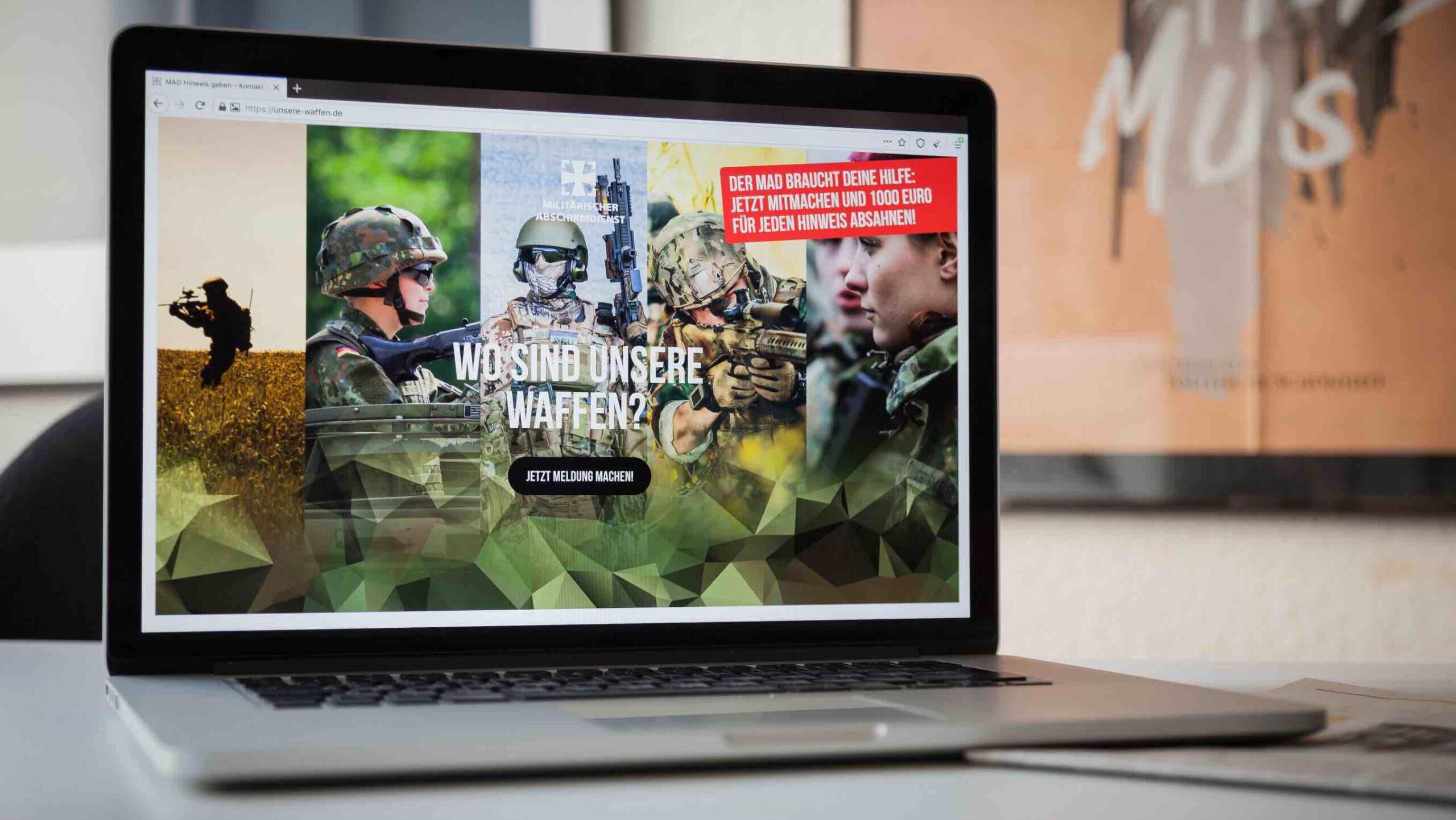 Ein Computer, auf dem die Webseite des Zentrums für politische Schönheit zu sehen ist.