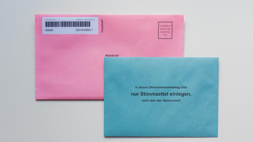 Ein Wahlbrief mit blauem und rosa Umschlag