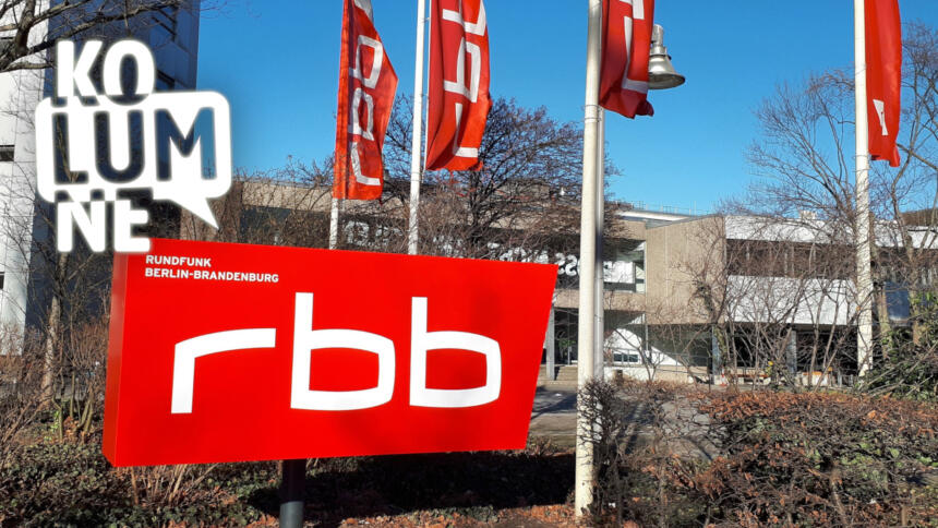 Logo des RBB vor dem Sendezentraum Charlottenburg