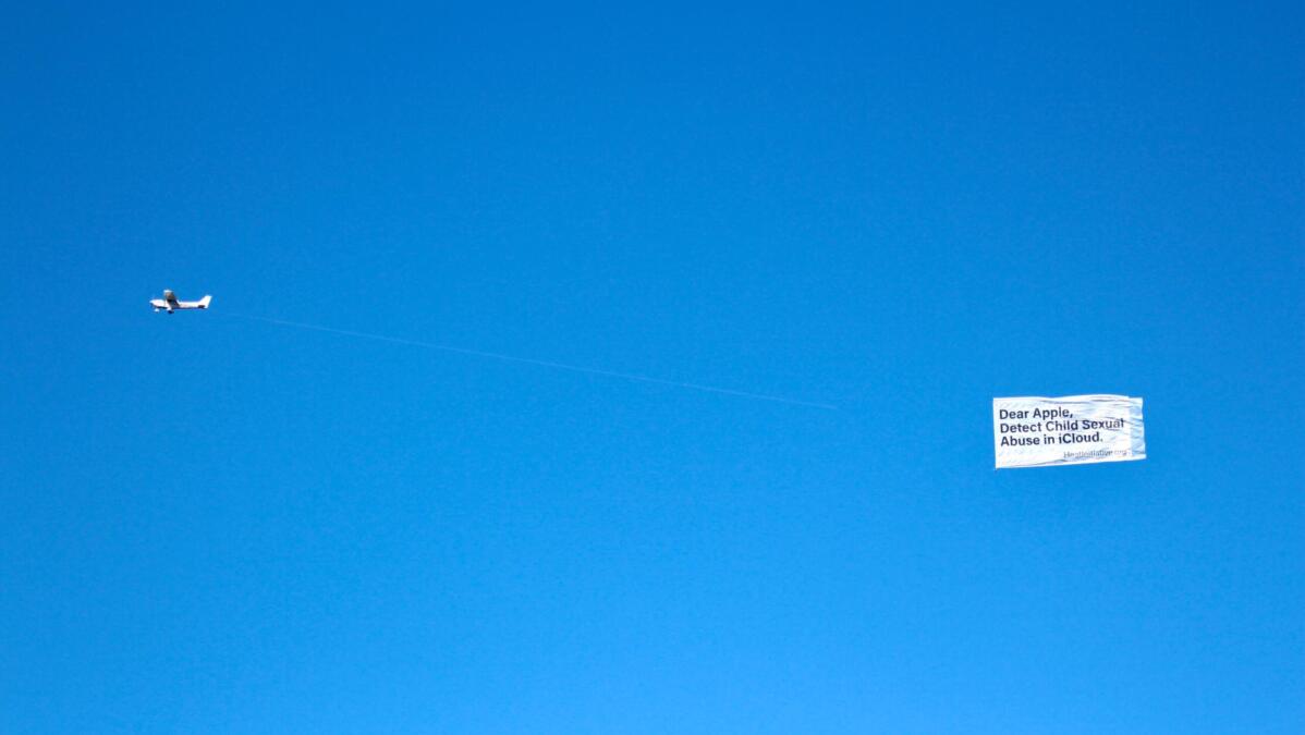 Ein Flugzeug zieht ein Banner mit der Aufschrift "Dear Apple, Detect Child Sexual Abuse in iCloud"