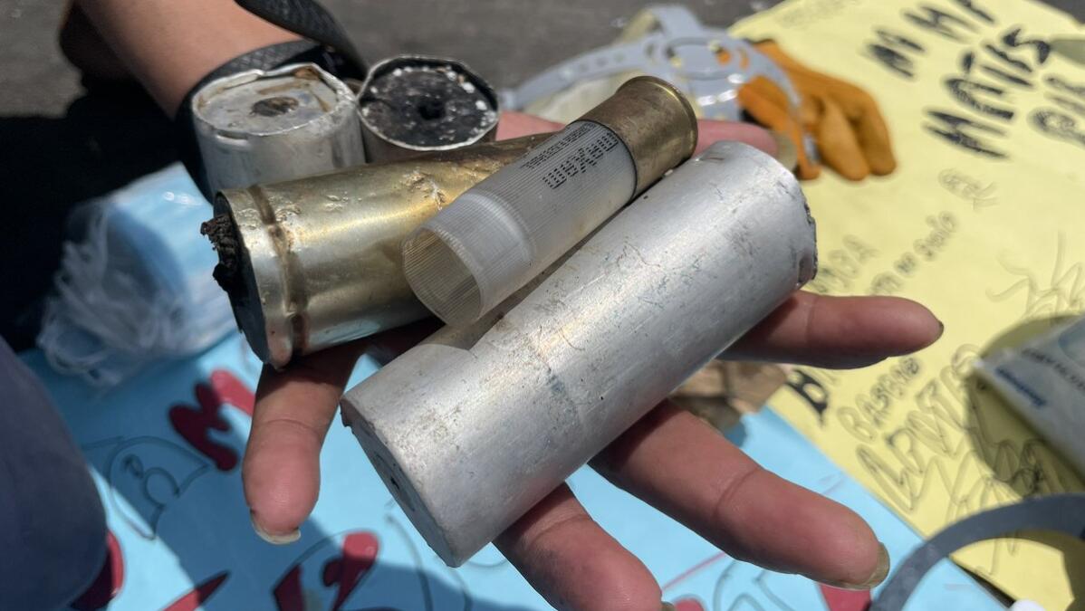 Eine Hand hält verschiedene Munition, eine trägt die Aufschrift "Maxam"
