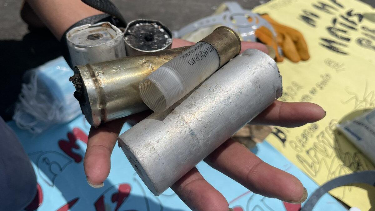 Eine Hand hält verschiedene Munition, eine trägt die Aufschrift "Maxam"