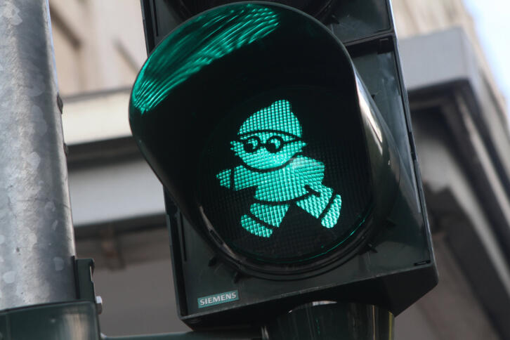 Eine Ampel mit grünem Mainzelmännchen