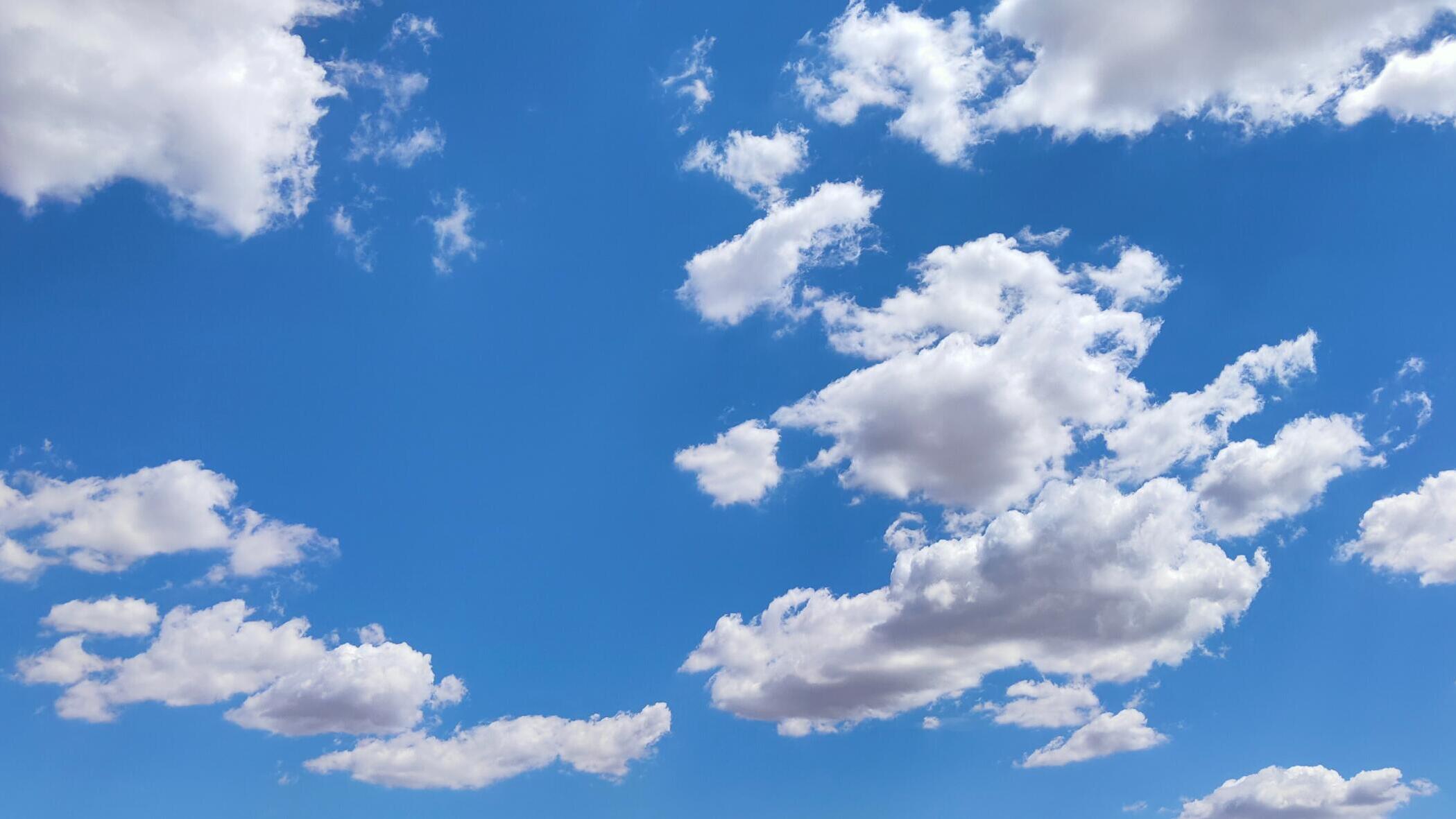 Blauer Himmel mit Wolken