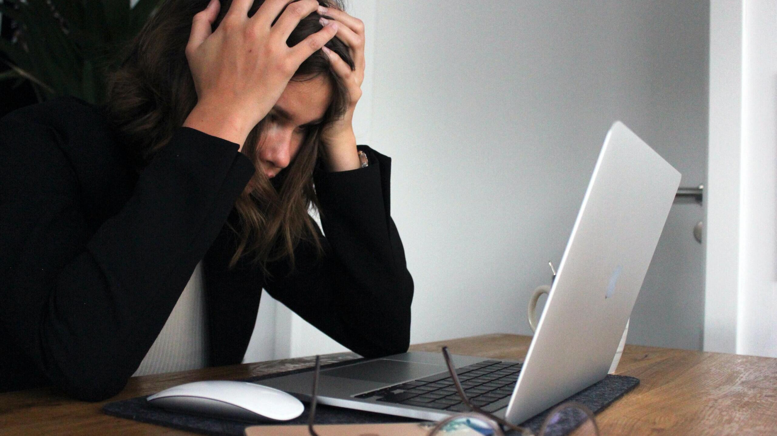 Eine verzweifelte Nutzerin verzweifelt über ihren lahmen Internetanschluss.