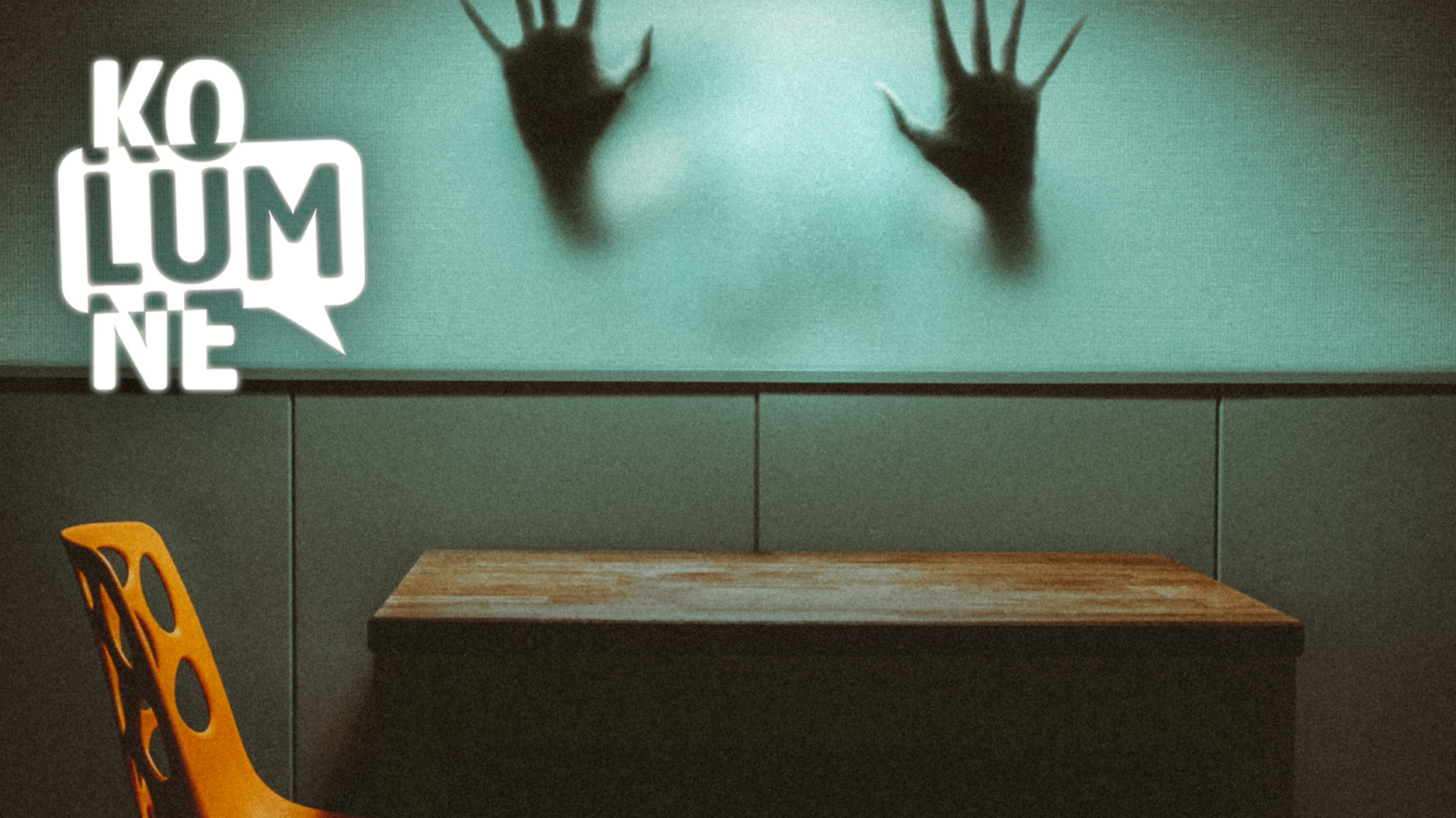 Zwei Hände, die von hinten an eine Milchglasscheibe fassen, im Vordergrund ein Stuhl und ein Tisch