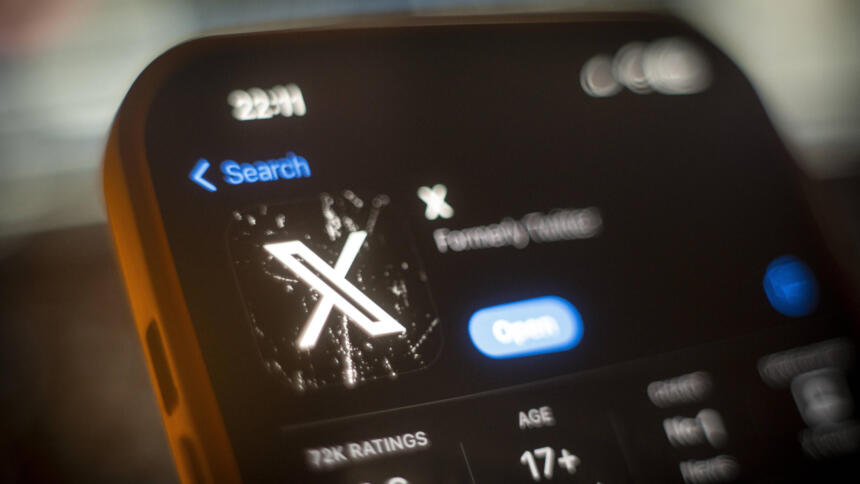 Smartphone auf dem der Appstore mit der X-App gezeigt wird