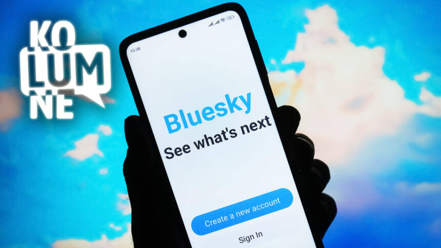 Ein Smartphone mit dem Startbildschirm der Bluesky-App