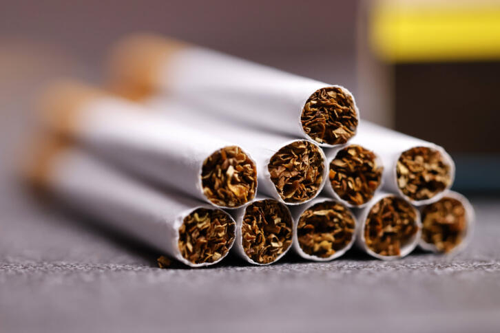 Zigaretten liegen gestapelt auf einem Tisch