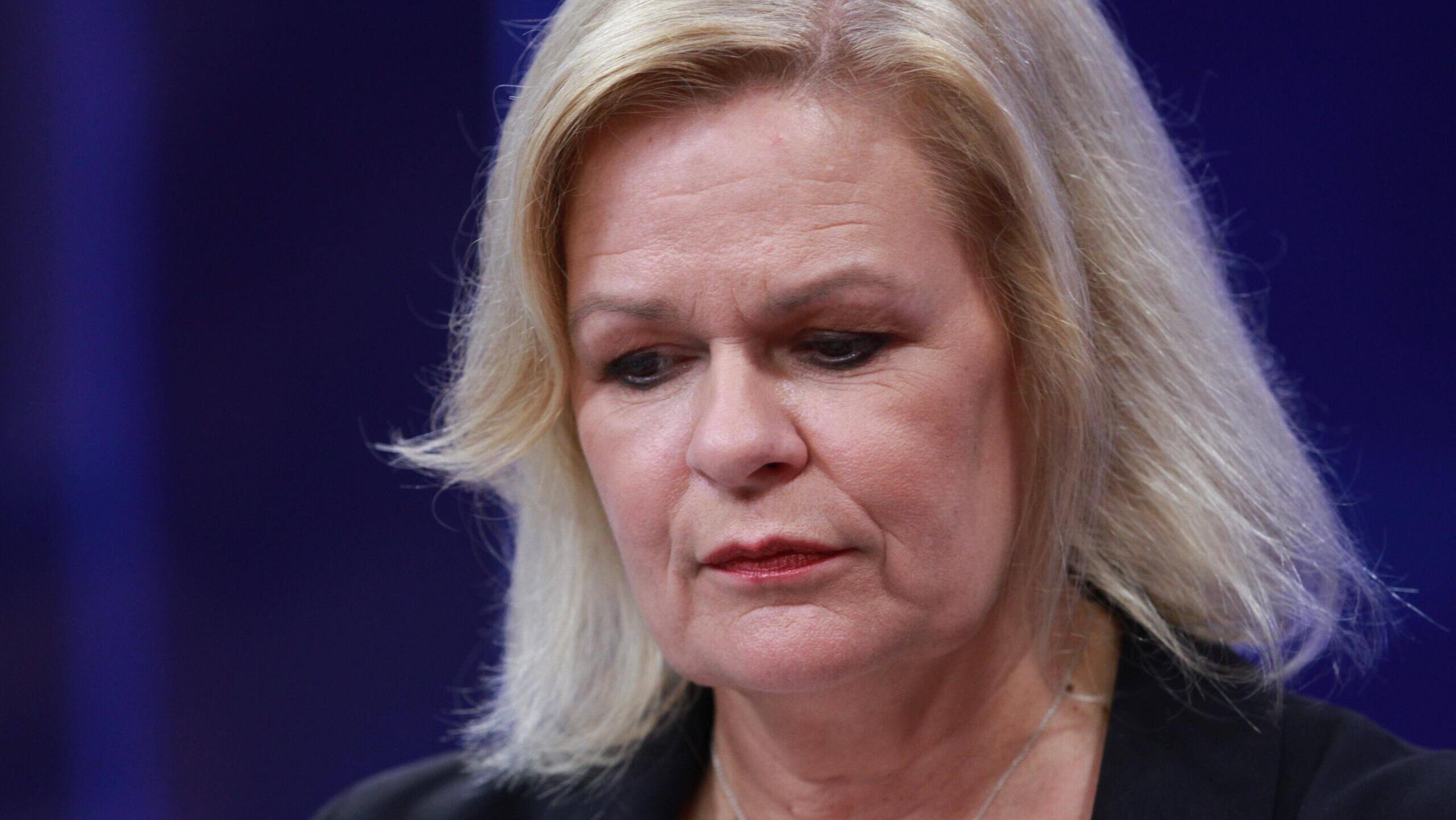 Nancy Faeser, nachdenklicher Blick