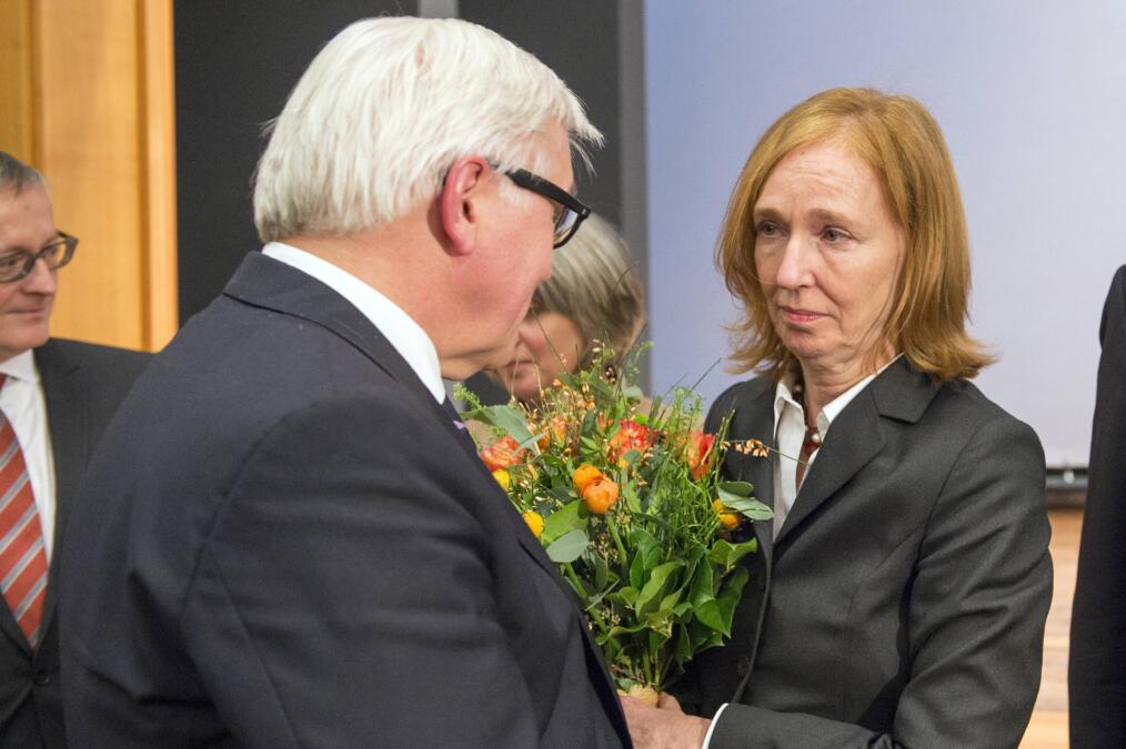 Der damalige Außenminister Frank-Walter Steinmeier überreicht Emily Haber einen Strauß Blumen.