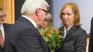 Der damalige Außenminister Frank-Walter Steinmeier überreicht Emily Haber einen Strauß Blumen.