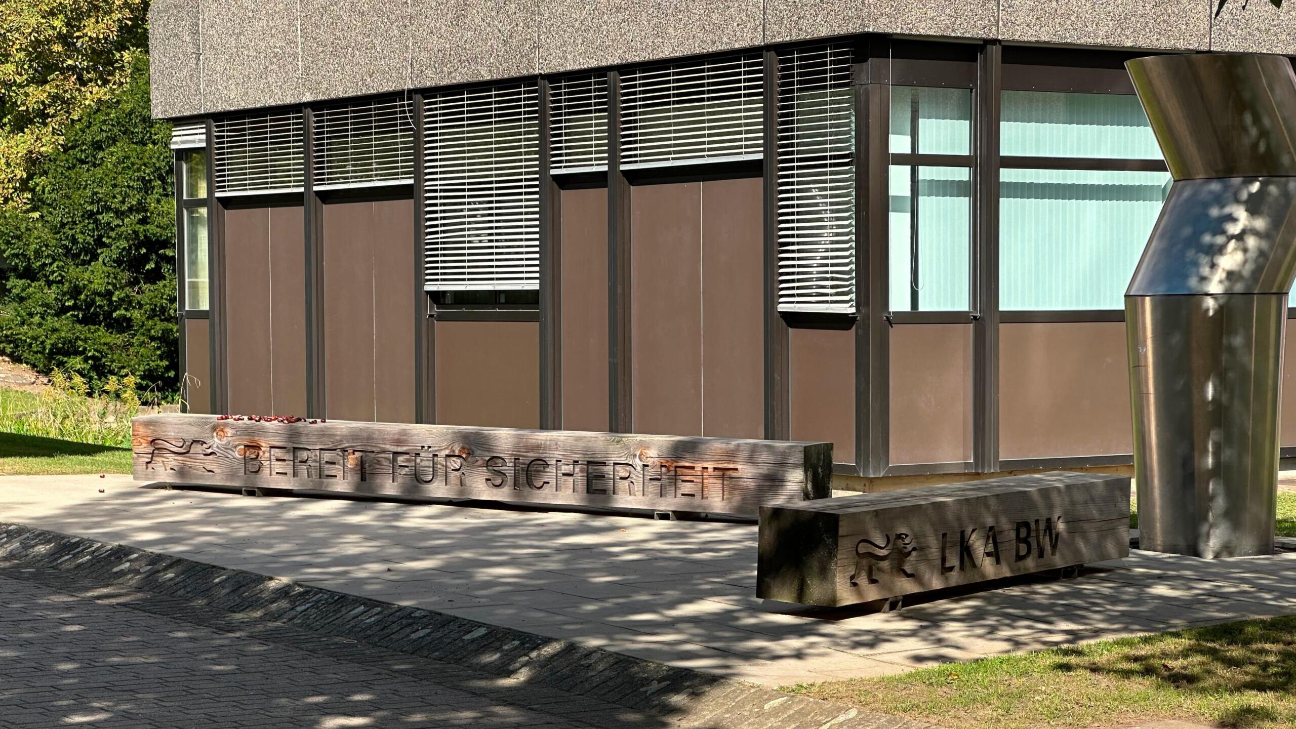 Gebäude des LKA BW mit Schriftzug "Bereit für Sicherheit"