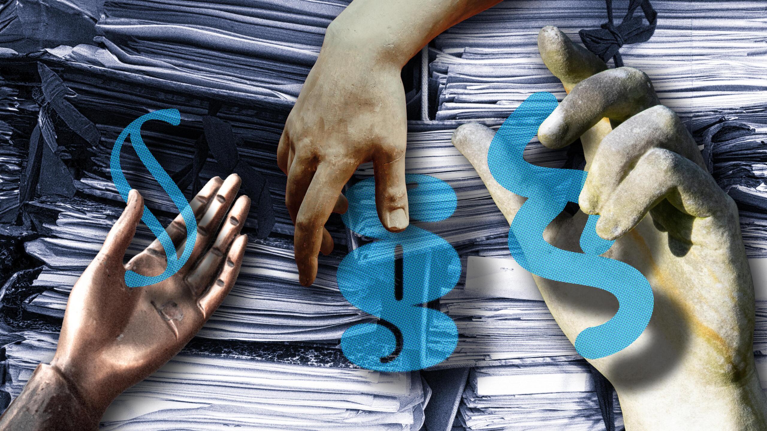 im Hintergrund Mappen mit Papierstapeln aufgetürmt, davor drei Hände, die jeweils ein Paragrafenzeichen halten