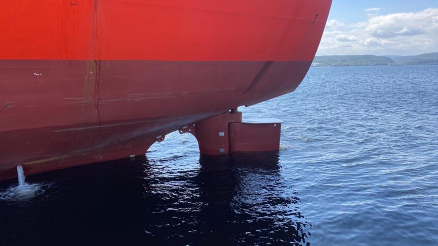 Ein Schiffsruder in rot