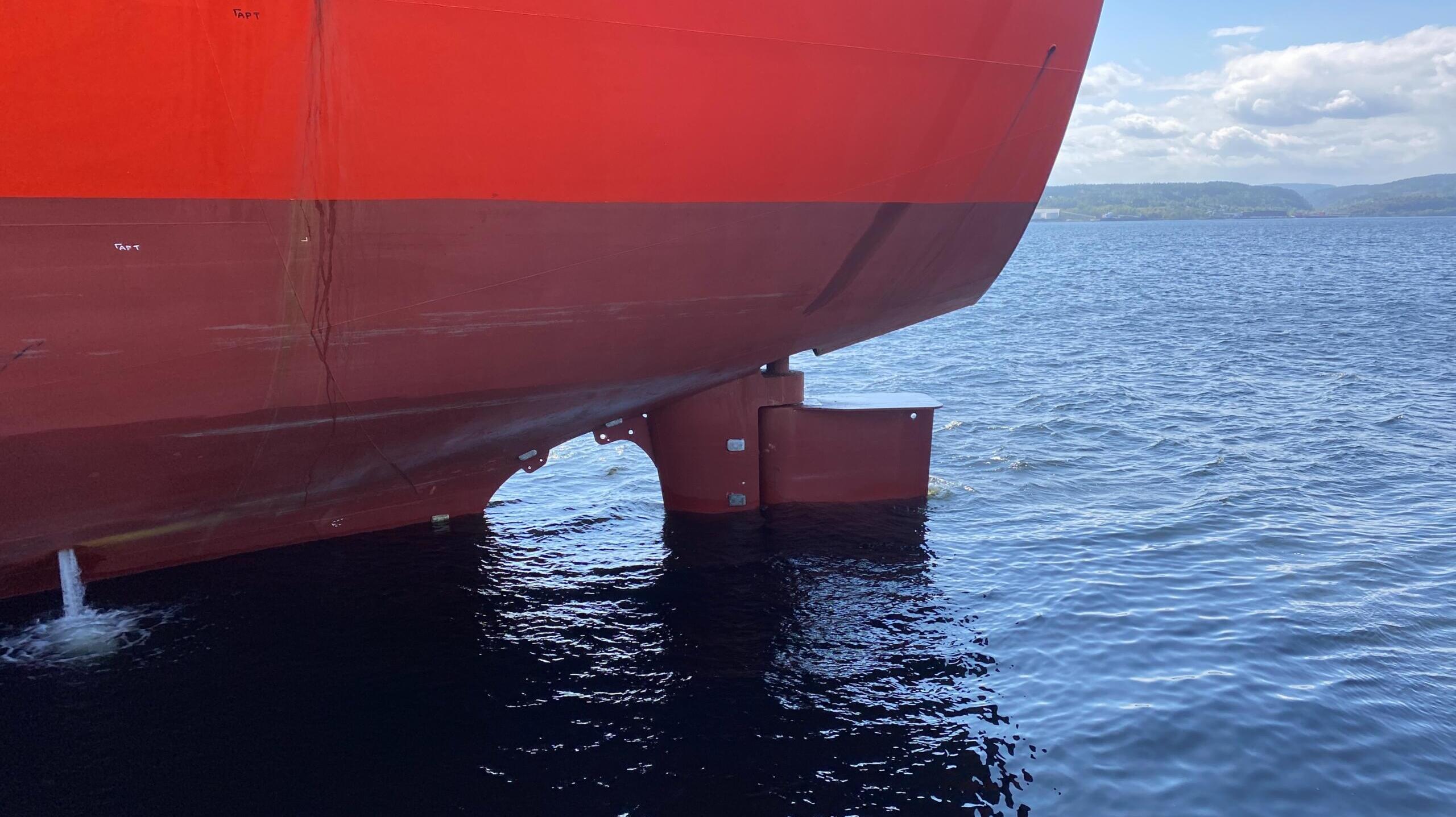 Ein Schiffsruder in rot