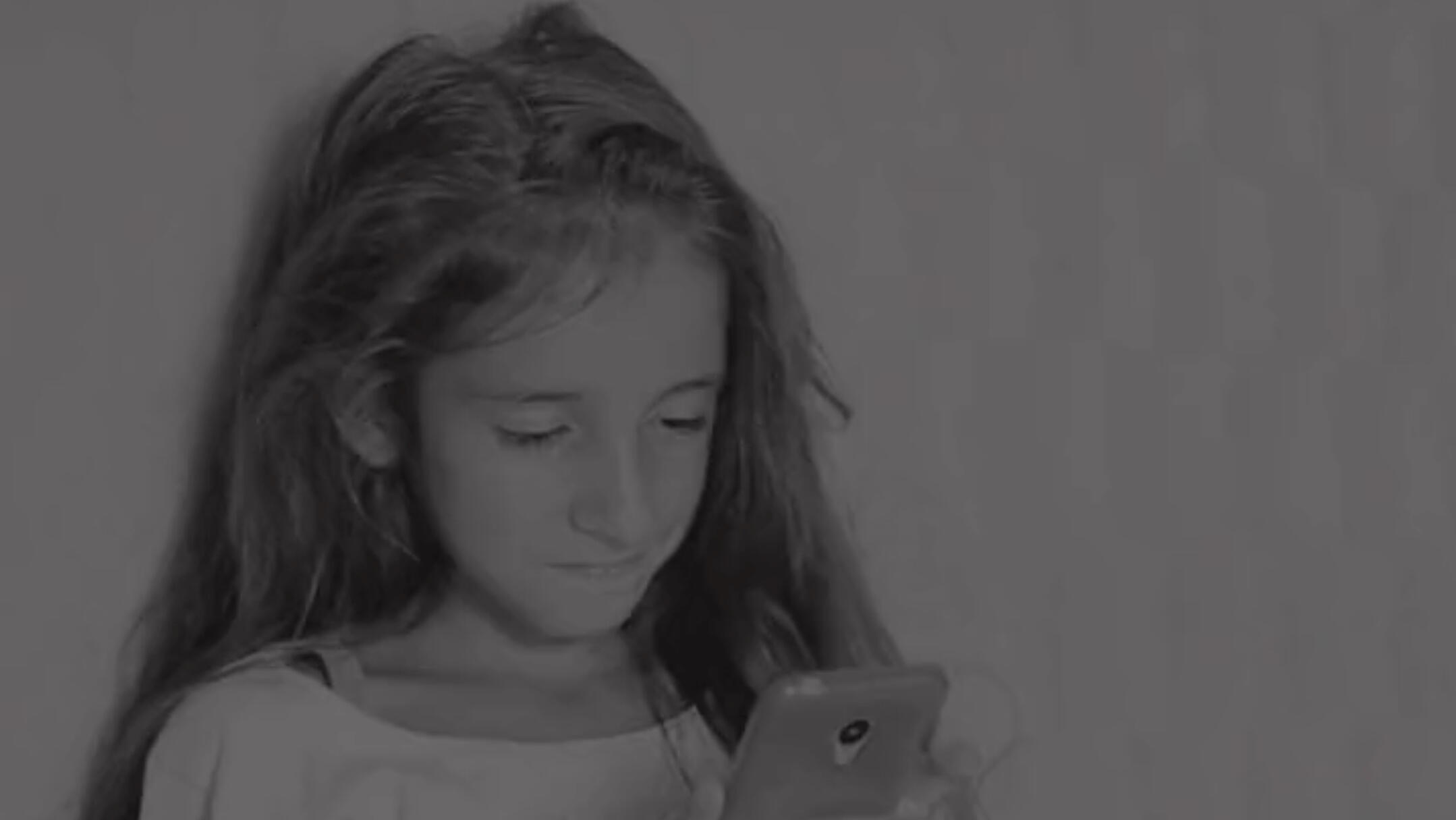 Mädchen schaut auf Handy