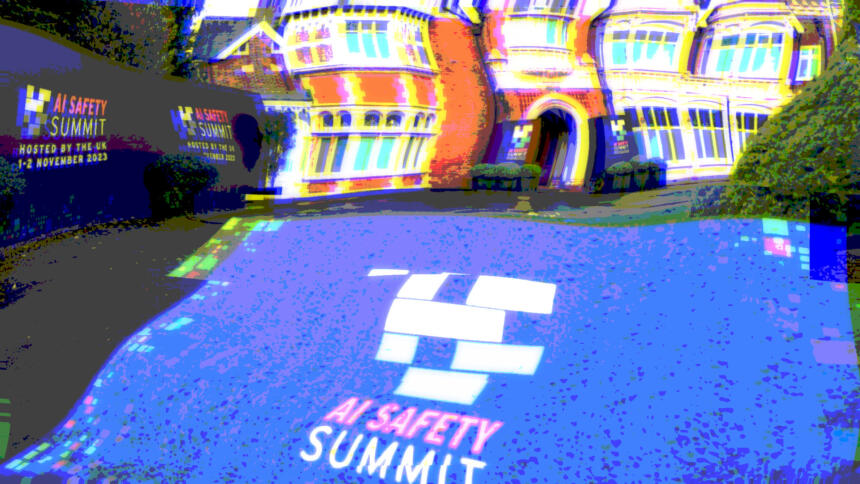 Ein Glitch-Filter verändertes Foto. Es zeigt das Banner des AI Safety Summit, im Hintergrund das Gebäude von Bletchley Park.