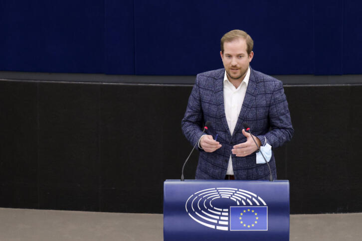 Mann im karrierten Anzug steht am Rednerpult im EU-Parlament