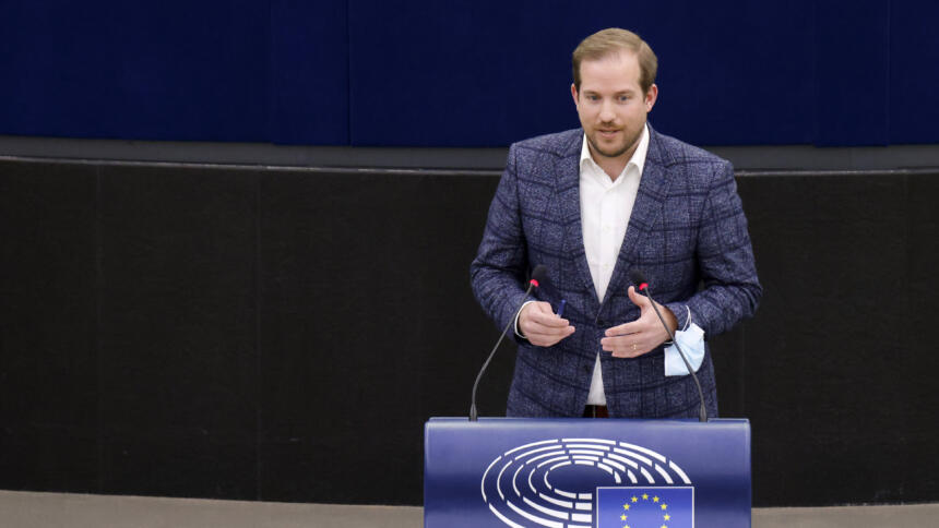 Mann im karrierten Anzug steht am Rednerpult im EU-Parlament