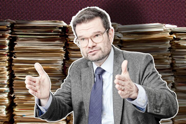 Marco Buschmann gestikuliert, im Hintergrund sind Aktenstapel